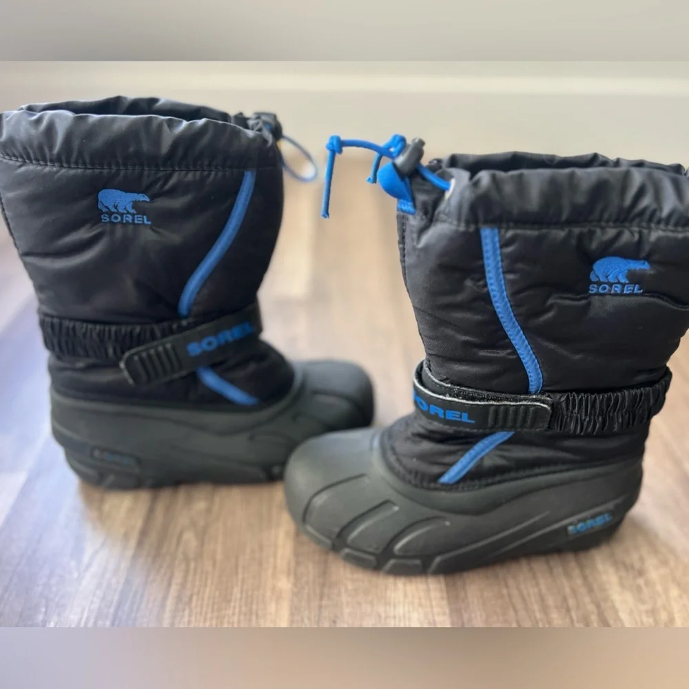 Sorel Boys Size 2 Black Blue Snow Boots EUC